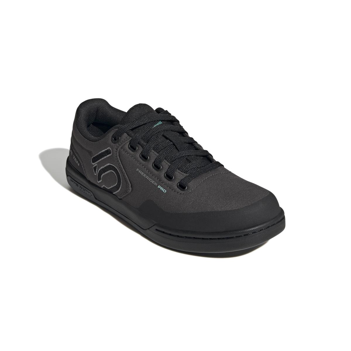 product/a/d/adidas_gz1931_6_footwear_photography_front_lateral_top_view_white.jpg