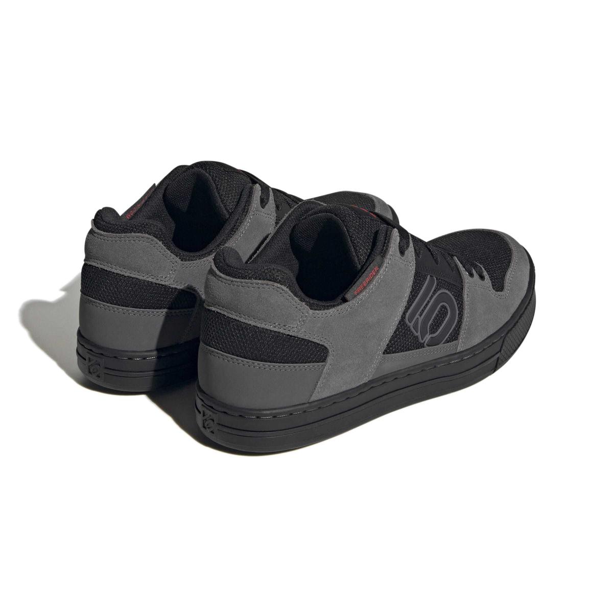 product/a/d/adidas_hp9936_7_footwear_photography_back_lateral_top_view_white-nw091625.jpg
