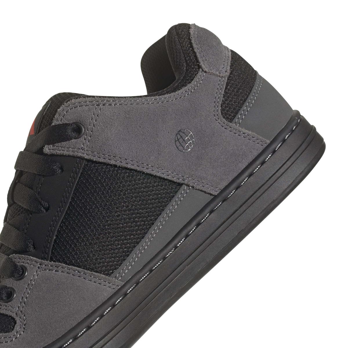 product/a/d/adidas_hp9936_9_footwear_photography_detail_view_2_white-nw091625.jpg