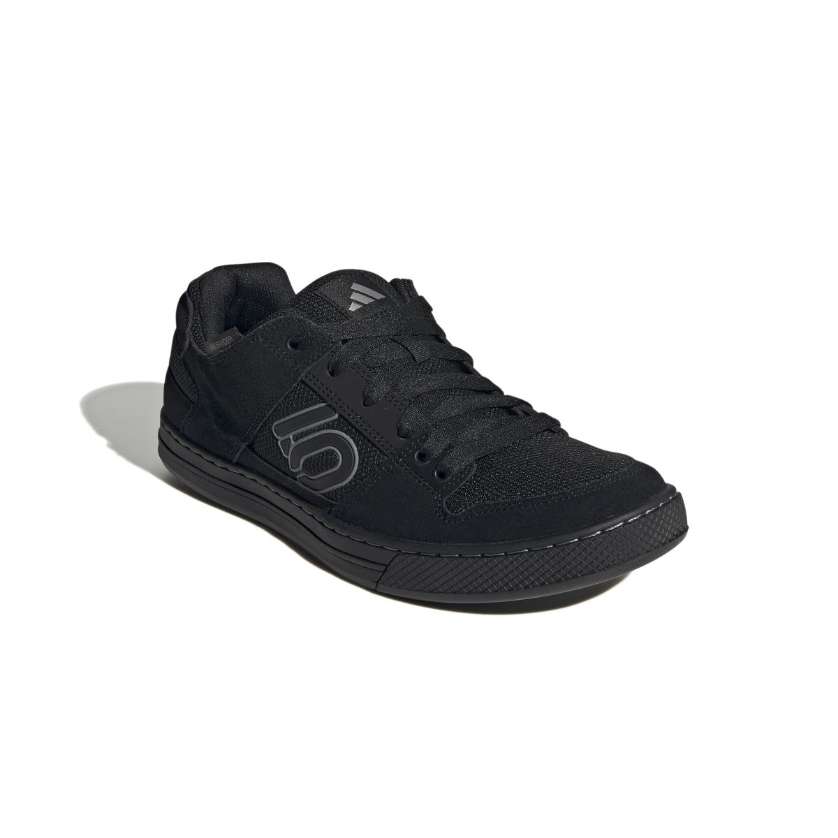 product/a/d/adidas_hp9939_6_footwear_photography_front_lateral_top_view_white-nw091625.jpg