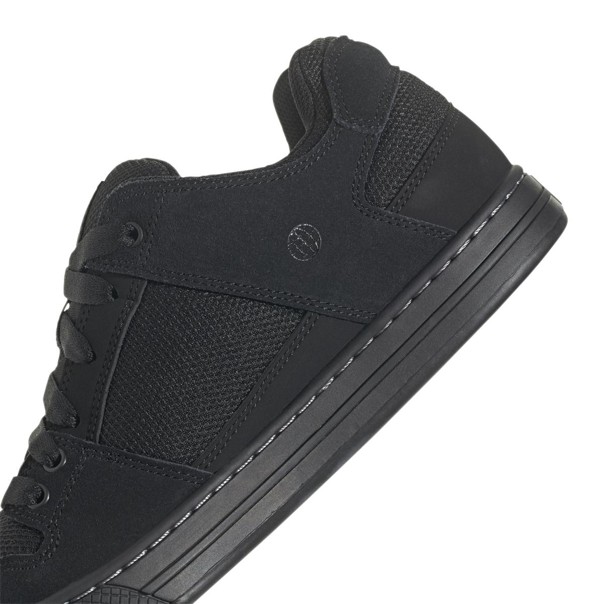 product/a/d/adidas_hp9939_9_footwear_photography_detail_view_2_white-nw091625.jpg