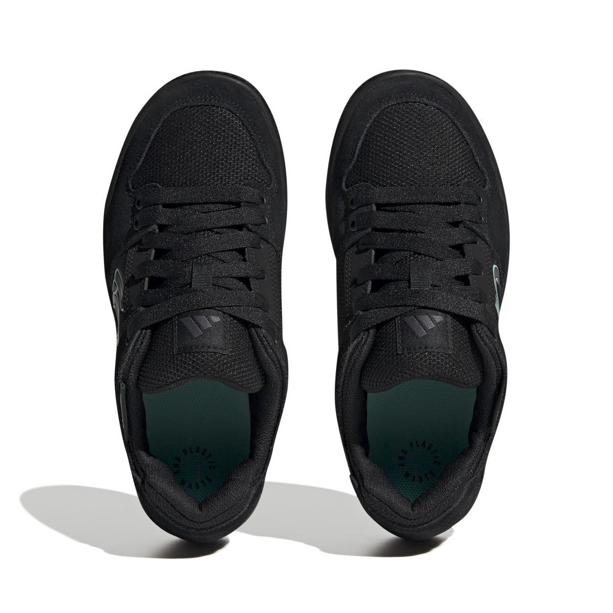 product/a/d/adidas_hq2101_3_footwear_photography_top_portrait_view_white-nw091625.jpg