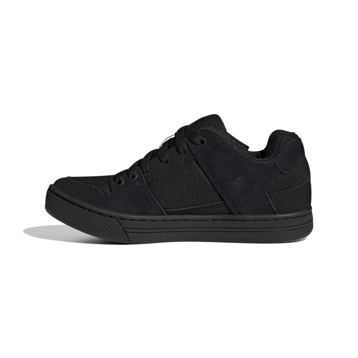 product/a/d/adidas_hq2101_5_footwear_photography_side_medial_center_view_white-nw091625.jpg