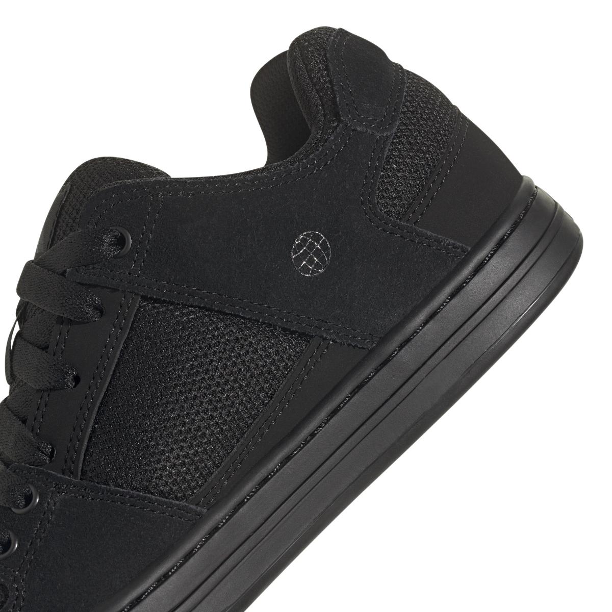 product/a/d/adidas_hq2101_8_footwear_photography_detail_view_1_white-nw091625.jpg