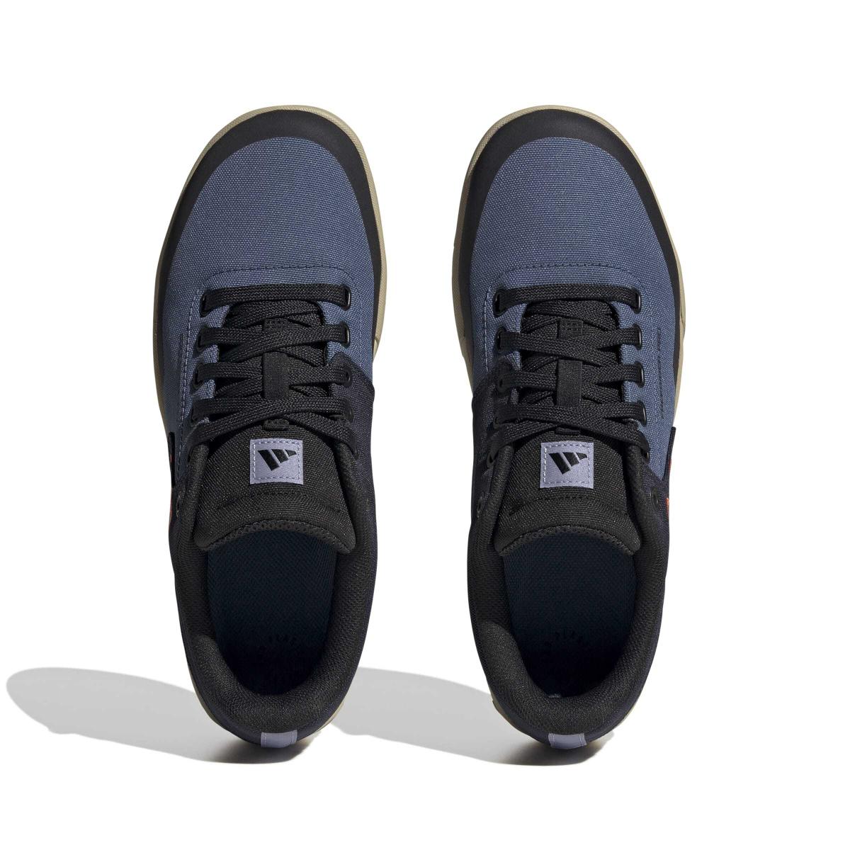 product/a/d/adidas_hq2111_3_footwear_photography_top_portrait_view_white-nw091625.jpg