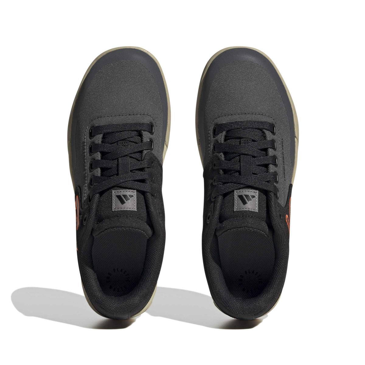 product/a/d/adidas_hq2124_3_footwear_photography_top_portrait_view_white-nw091625.jpg