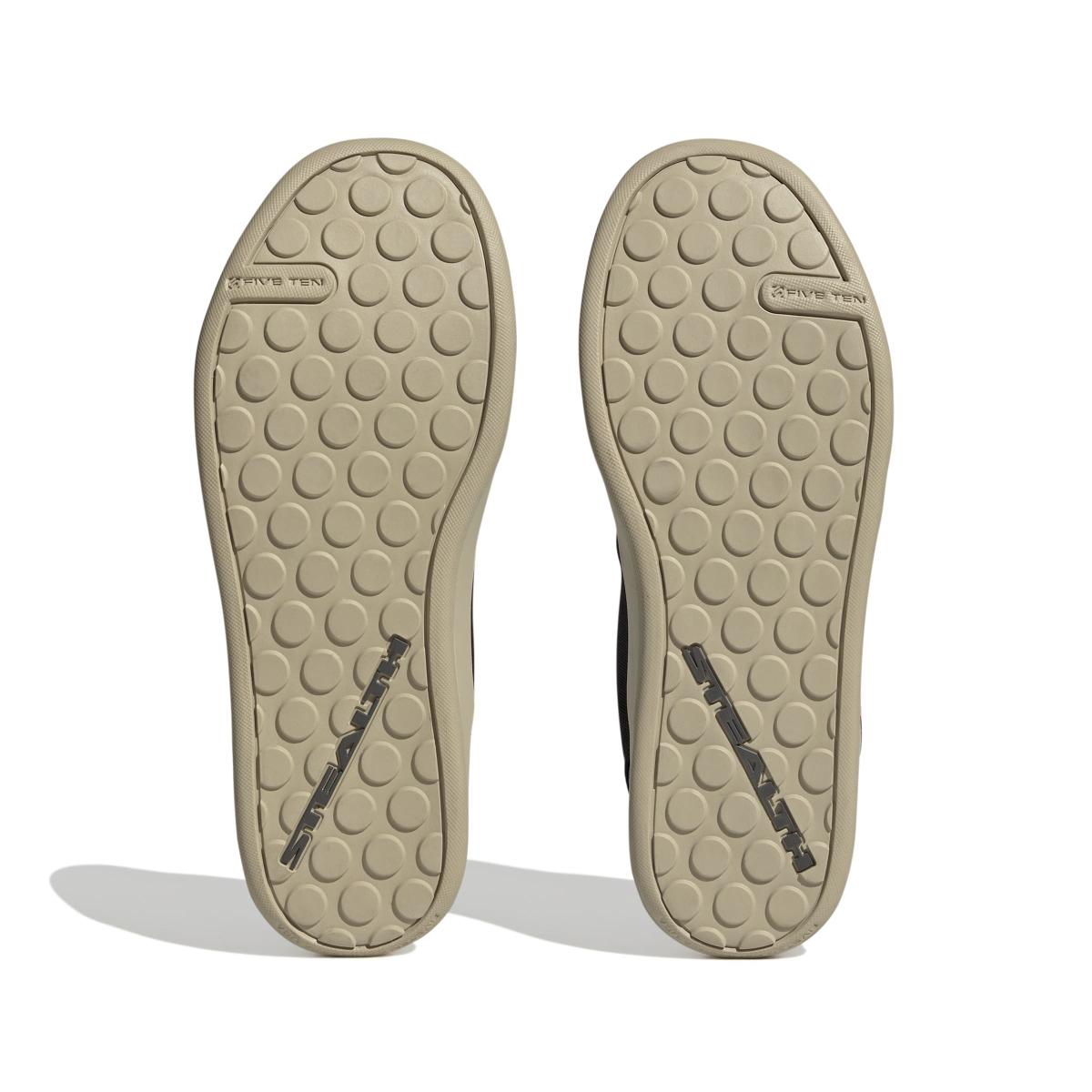 product/a/d/adidas_hq2124_4_footwear_photography_bottom_view_white-nw091625.jpg
