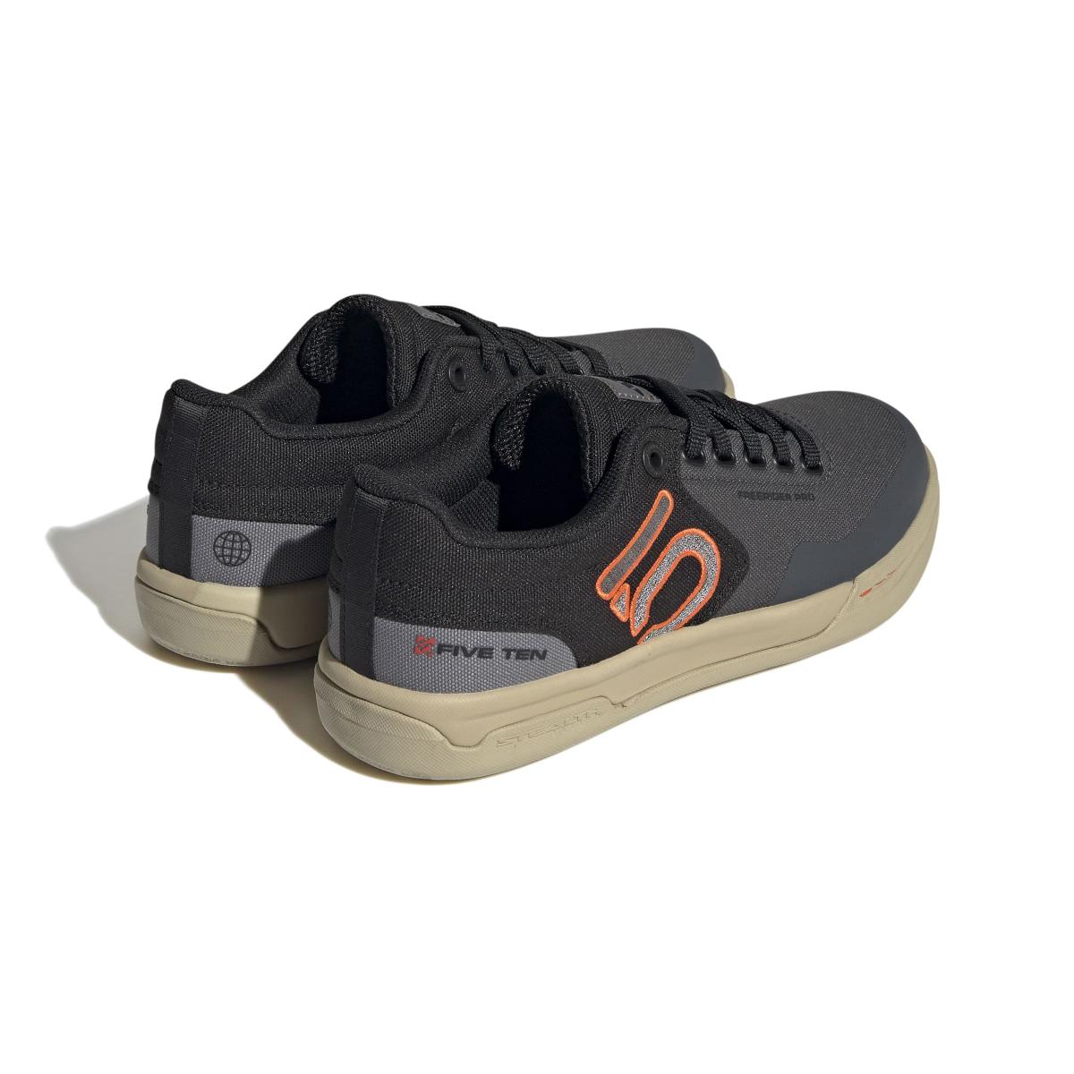 product/a/d/adidas_hq2124_7_footwear_photography_back_lateral_top_view_white-nw091625.jpg