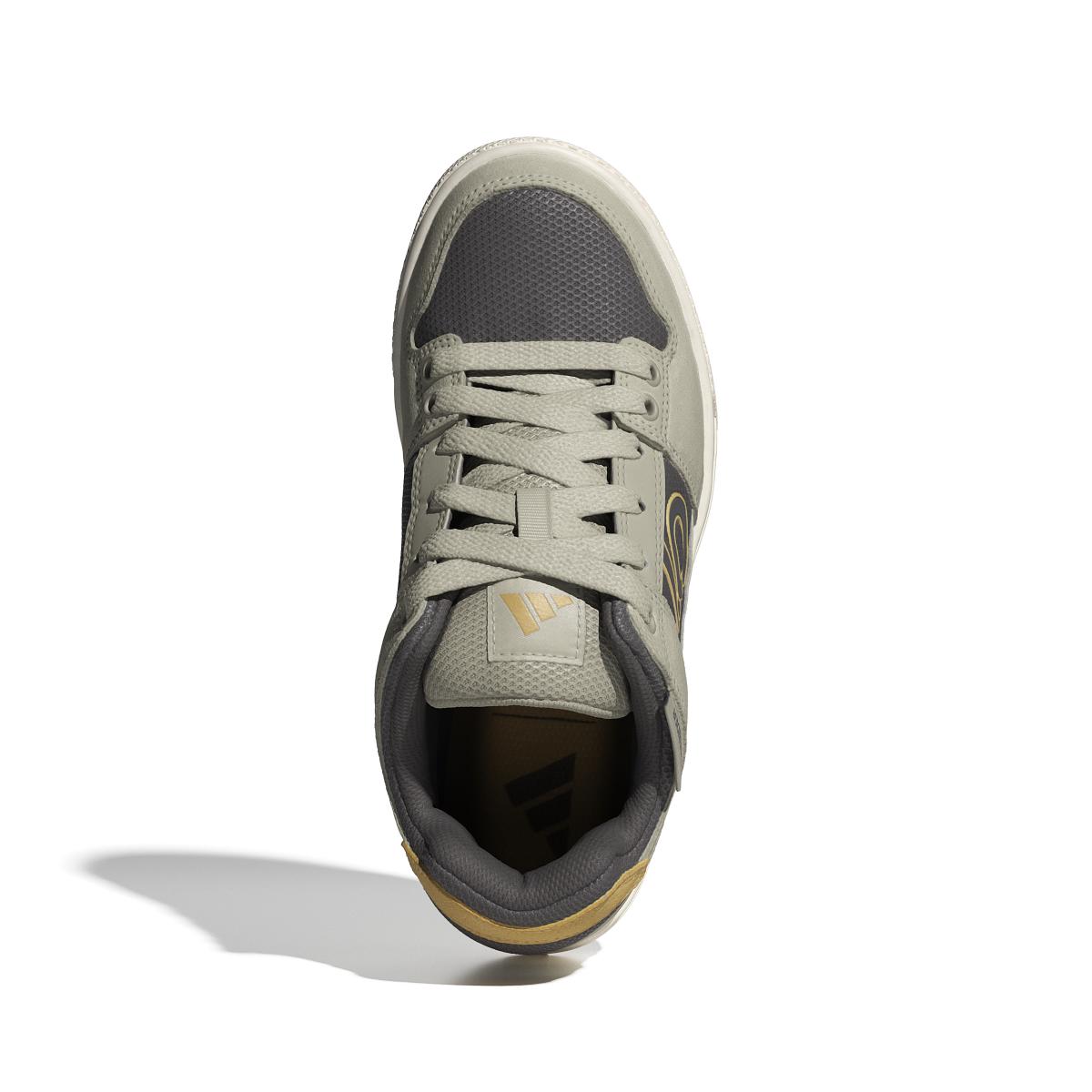 product/a/d/adidas_id2451_3_footwear_photography_top_portrait_view_white-nw091625.jpg