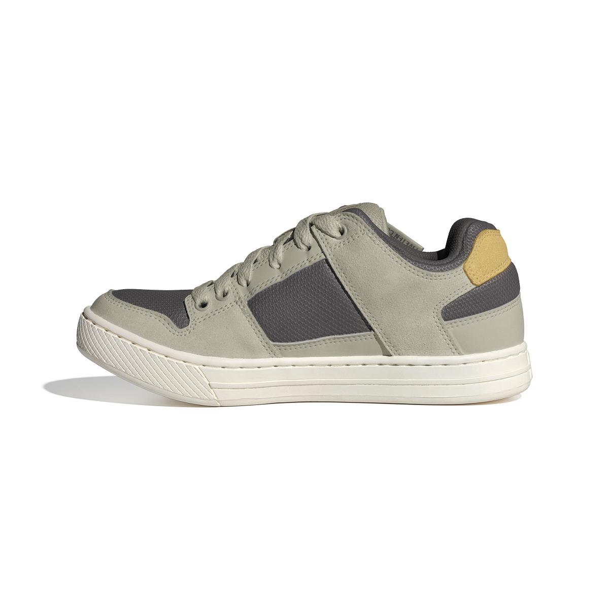 product/a/d/adidas_id2451_5_footwear_photography_side_medial_center_view_white-nw091625.jpg