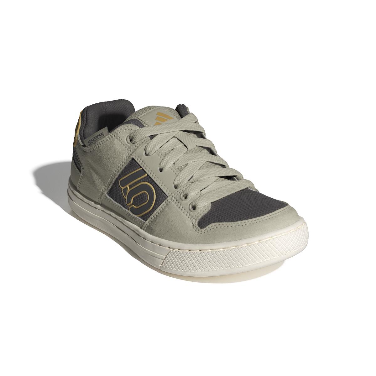product/a/d/adidas_id2451_6_footwear_photography_front_lateral_top_view_white-nw091625.jpg