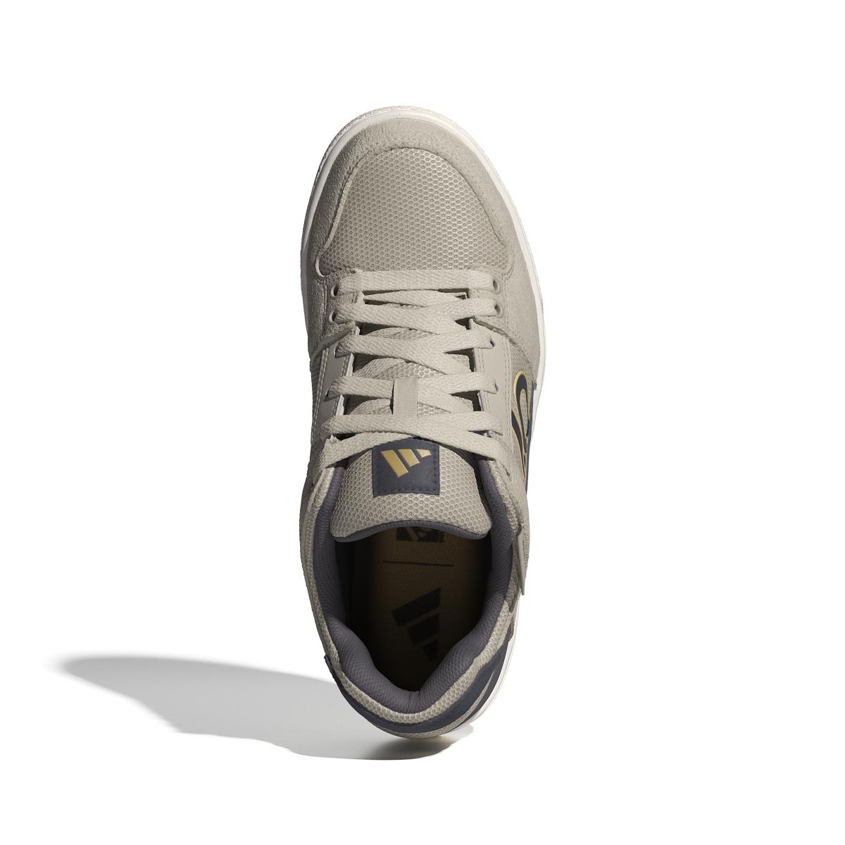 product/a/d/adidas_id7489_3_footwear_photography_top_portrait_view_white-nw091625.jpg