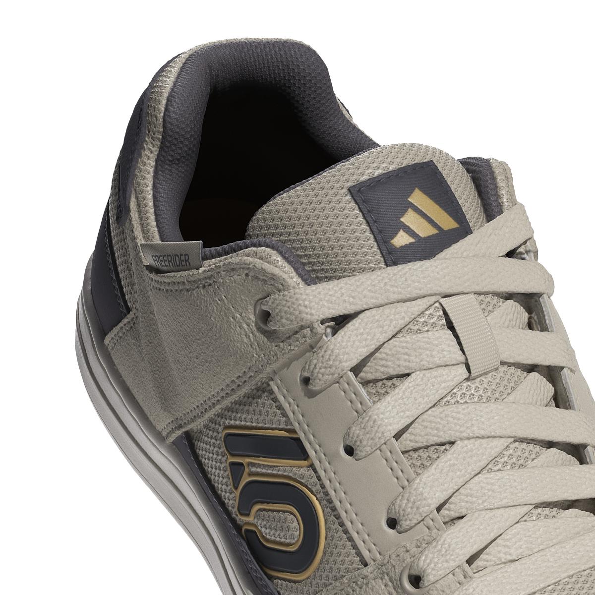 product/a/d/adidas_id7489_9_footwear_photography_detail_view_2_white-nw091625.jpg