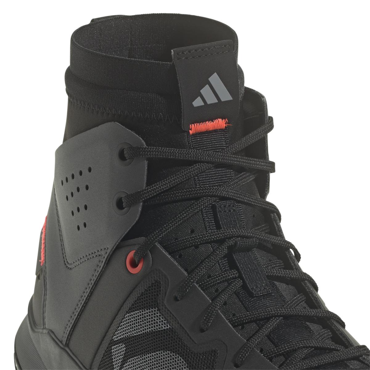 product/a/d/adidas_if4944_8_footwear_photography_detail_view_1_white-nw091625.jpg