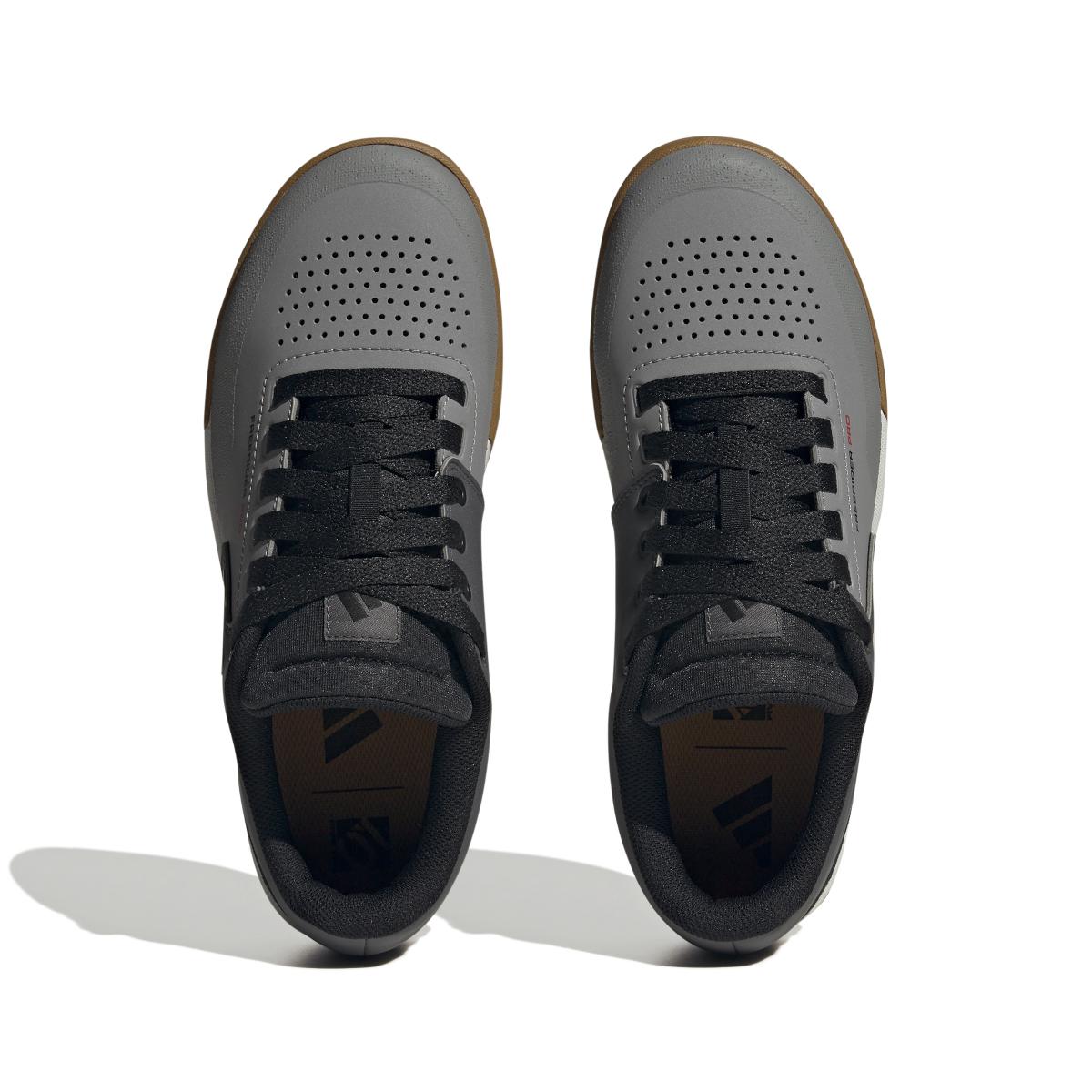 product/a/d/adidas_if7423_3_footwear_photography_top_portrait_view_white-nw091625.jpg