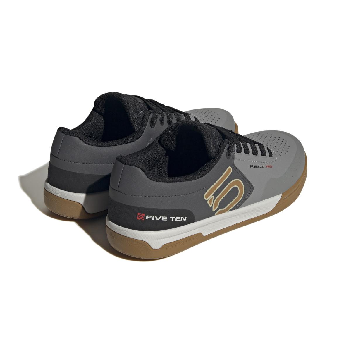 product/a/d/adidas_if7423_7_footwear_photography_back_lateral_top_view_white-nw091625.jpg