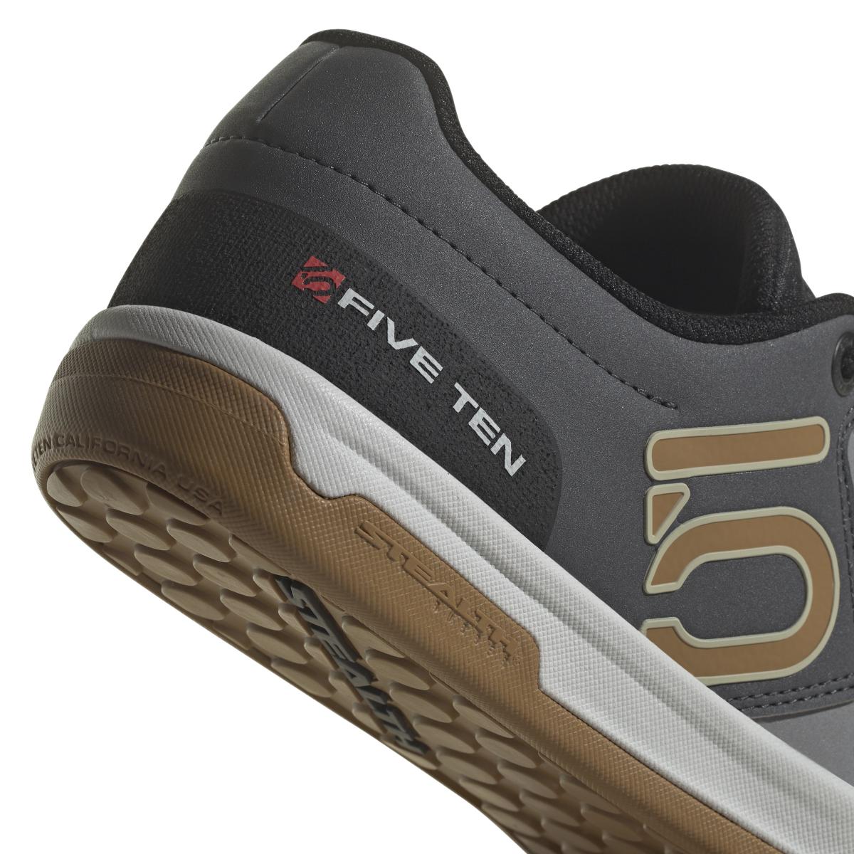 product/a/d/adidas_if7423_8_footwear_photography_detail_view_1_white-nw091625.jpg