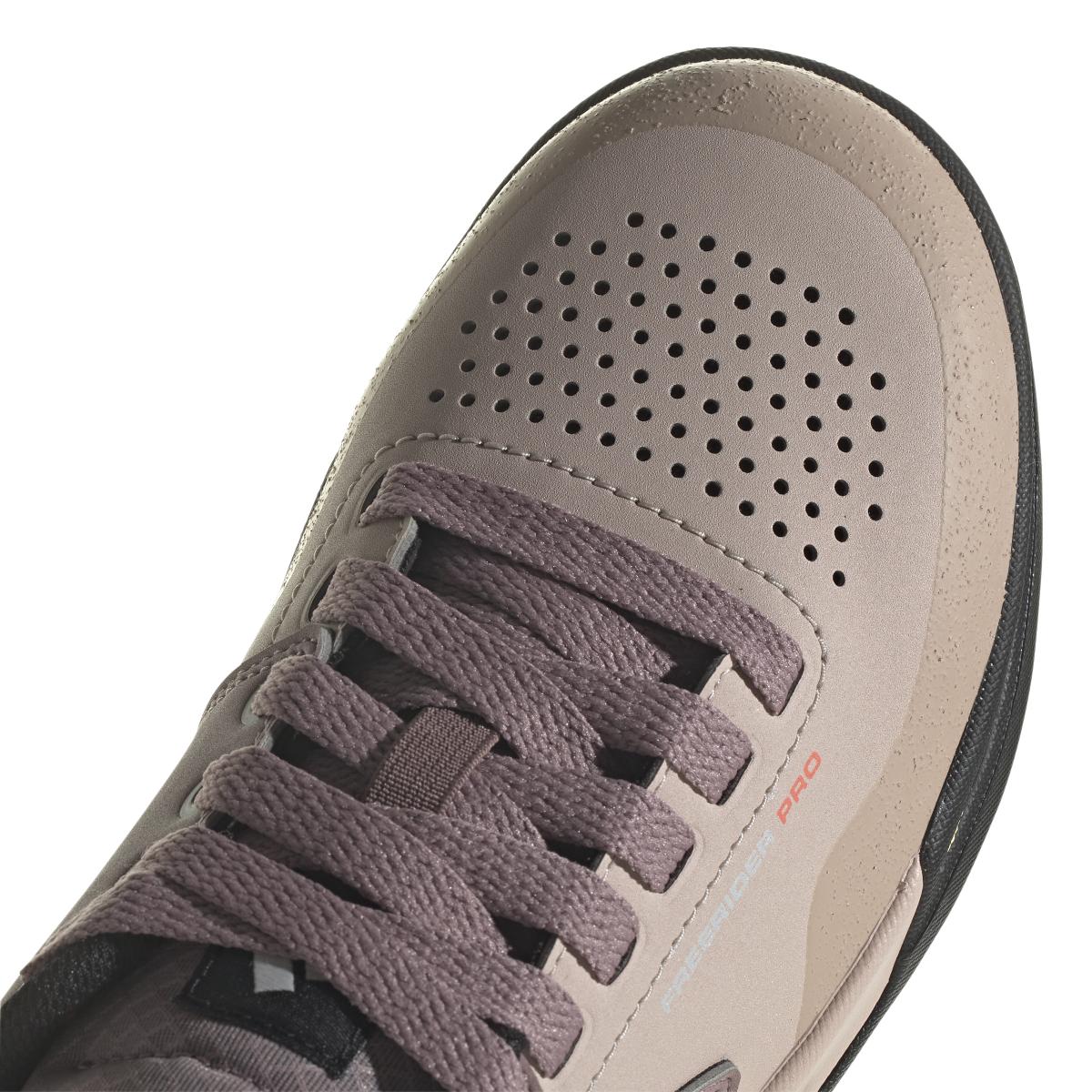 product/a/d/adidas_if7437_9_footwear_photography_detail_view_2_white-nw091625.jpg