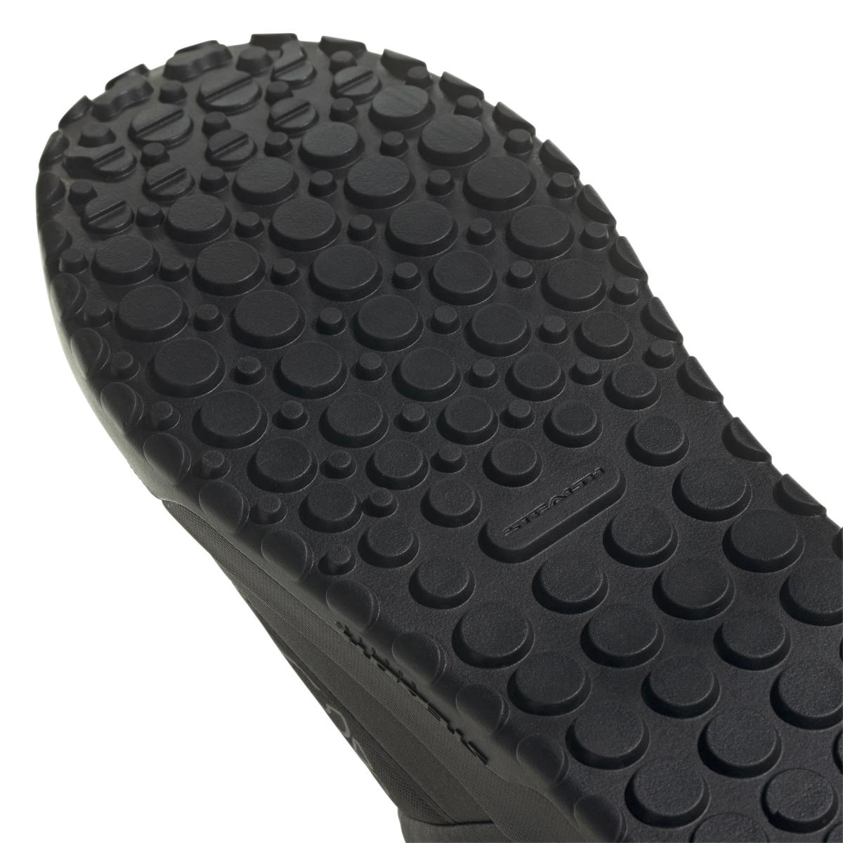 product/a/d/adidas_if7453_10_footwear_photography_detail_view_3_white-nw091625.jpg