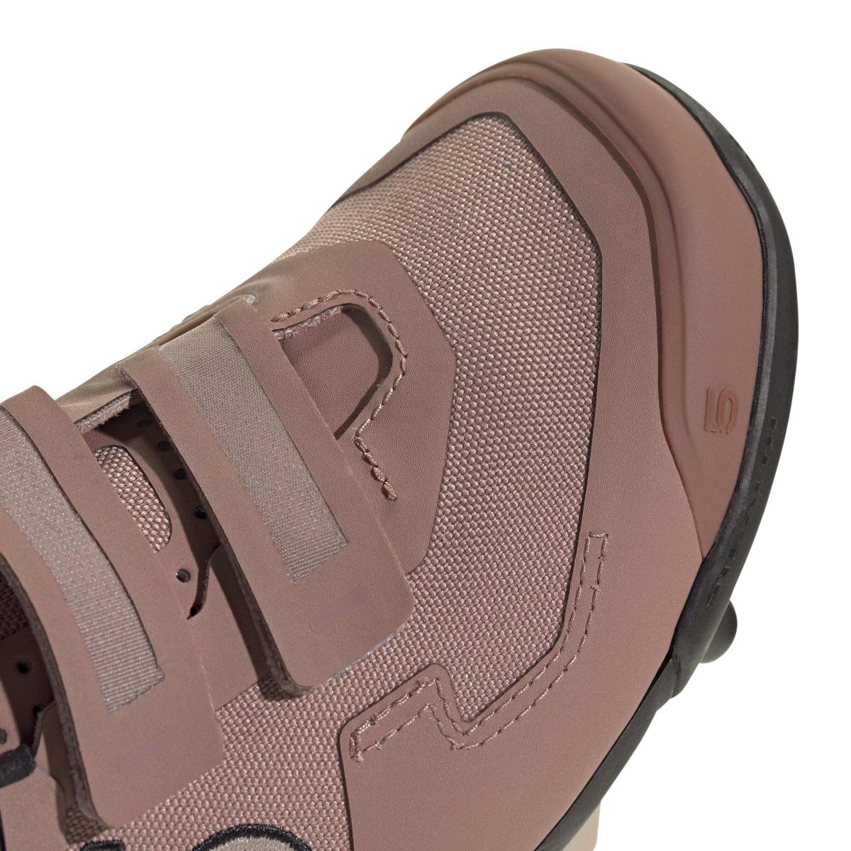 product/a/d/adidas_ih0807_8_footwear_photography_detail_view_1_white-nw091625.jpg