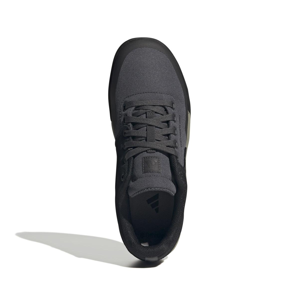 product/a/d/adidas_ih0814_3_footwear_photography_top_portrait_view_white-nw091625.jpg