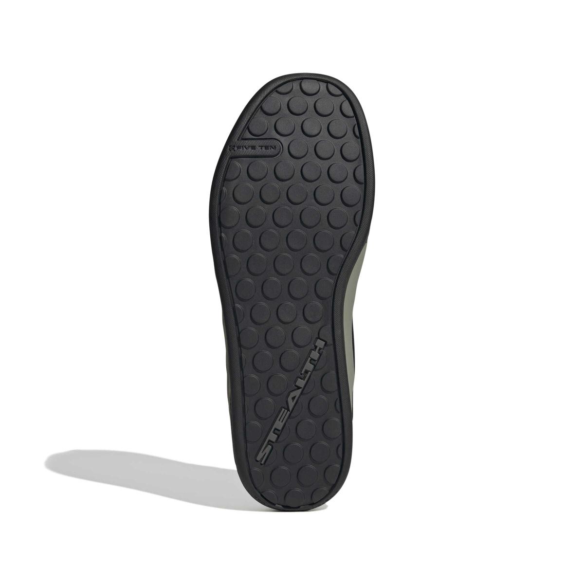 product/a/d/adidas_ih0814_4_footwear_photography_bottom_view_white-nw091625.jpg
