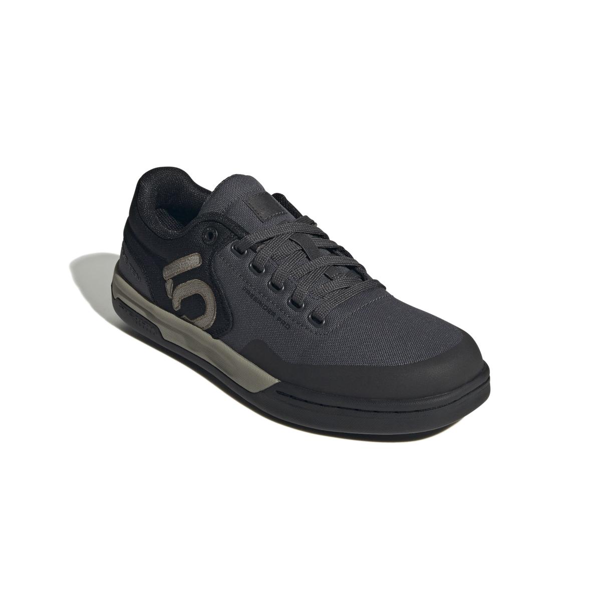 product/a/d/adidas_ih0814_6_footwear_photography_front_lateral_top_view_white-nw091625.jpg