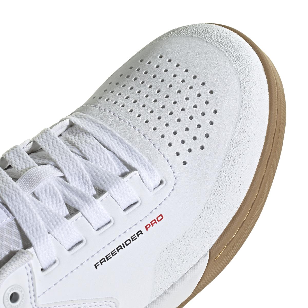 product/a/d/adidas_ih0815_8_footwear_photography_detail_view_1_white-nw091625.jpg
