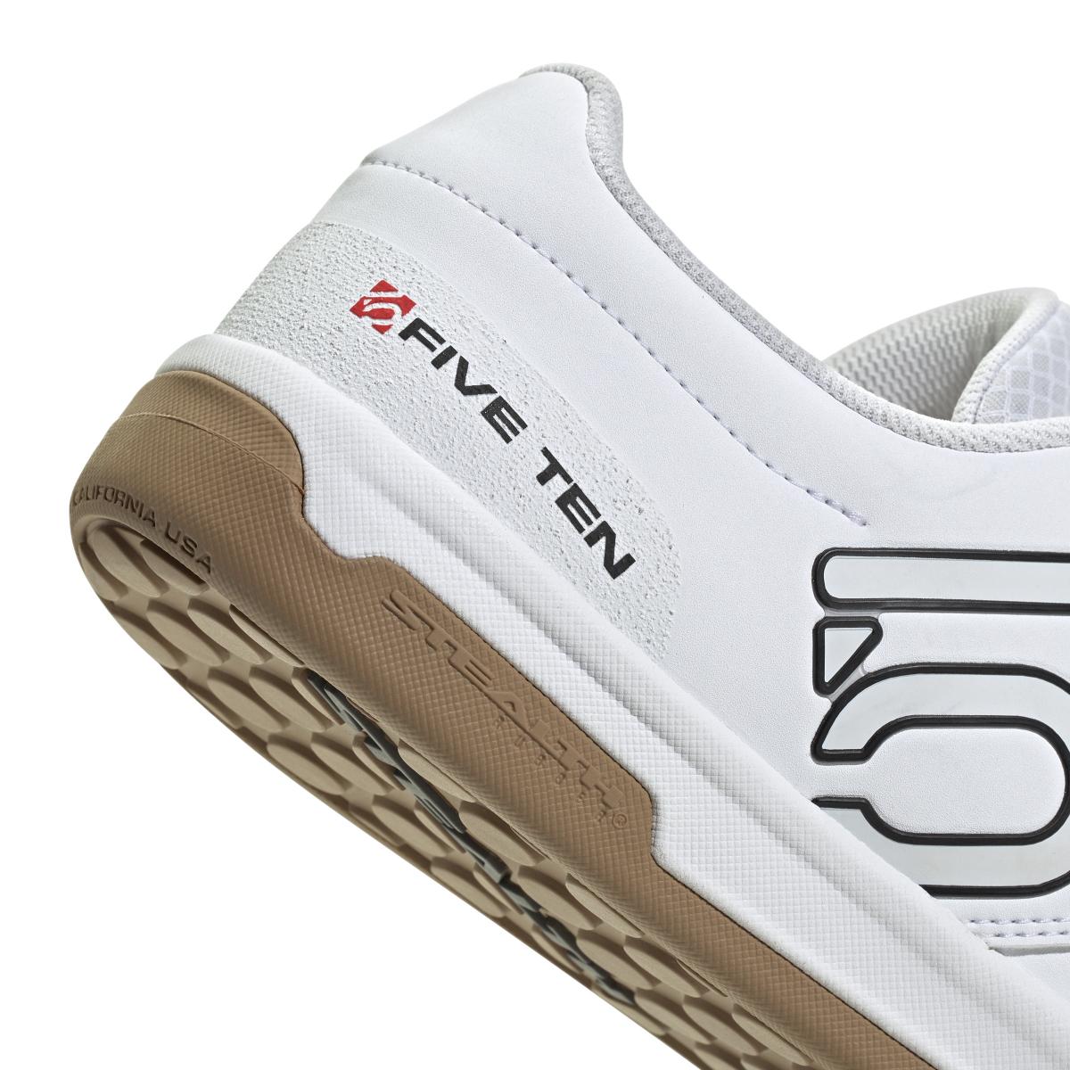 product/a/d/adidas_ih0815_9_footwear_photography_detail_view_2_white-nw091625.jpg