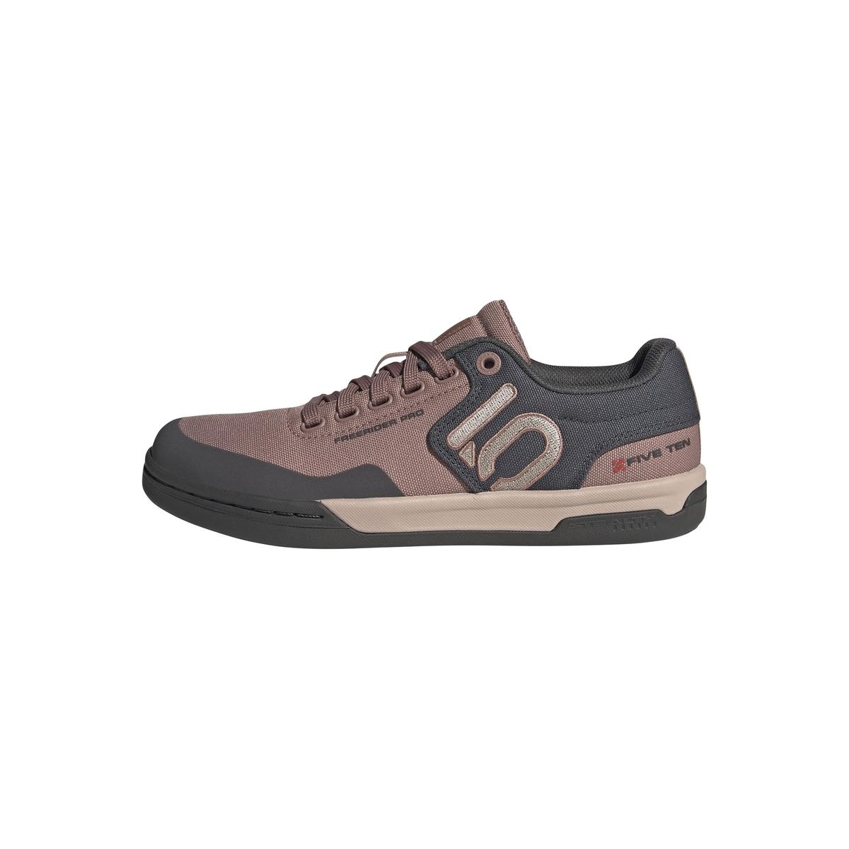 product/a/d/adidas_ih0819_12_footwear_photography_left_side_center_lateral_view_white.jpg