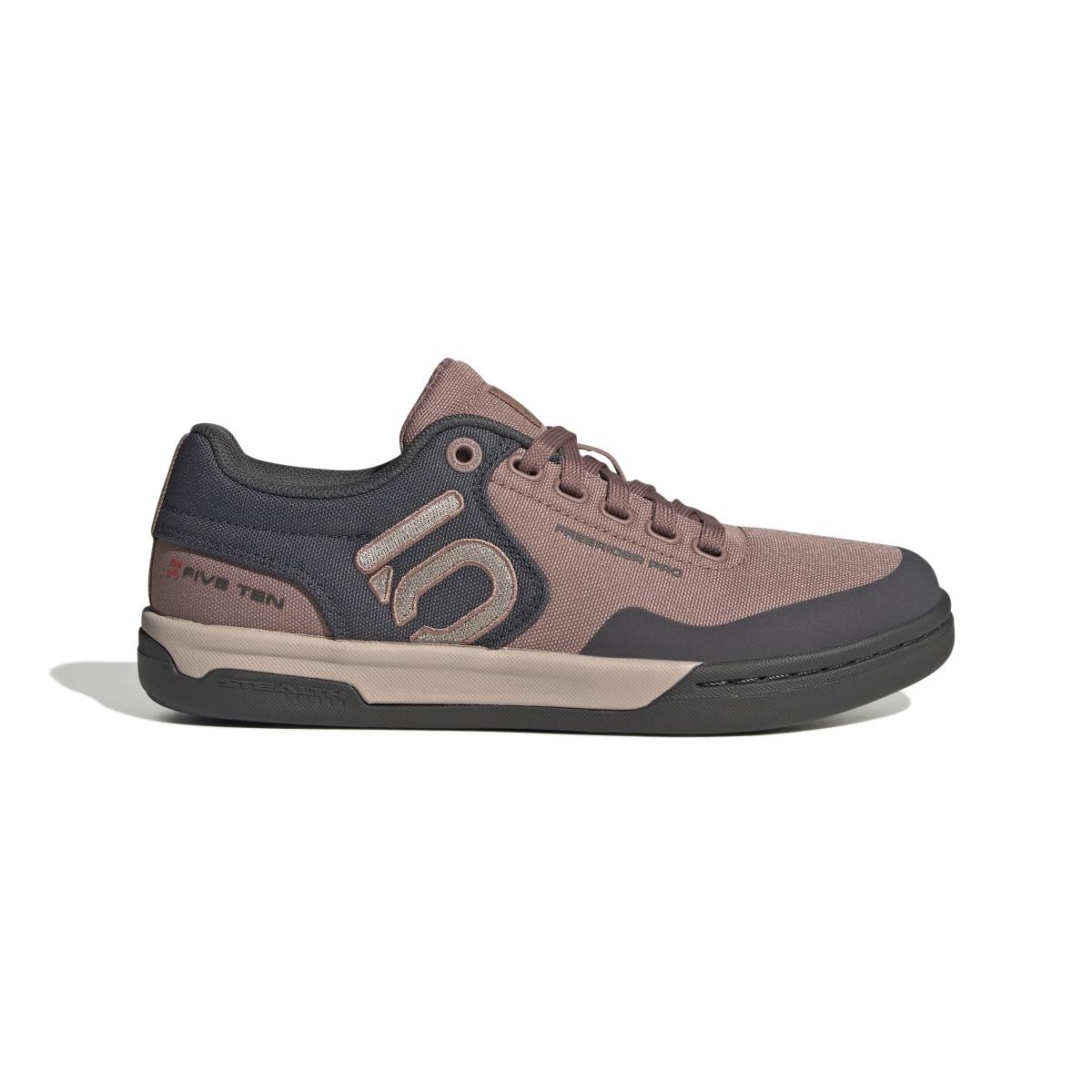 product/a/d/adidas_ih0819_1_footwear_photography_side_lateral_center_view_white.jpg