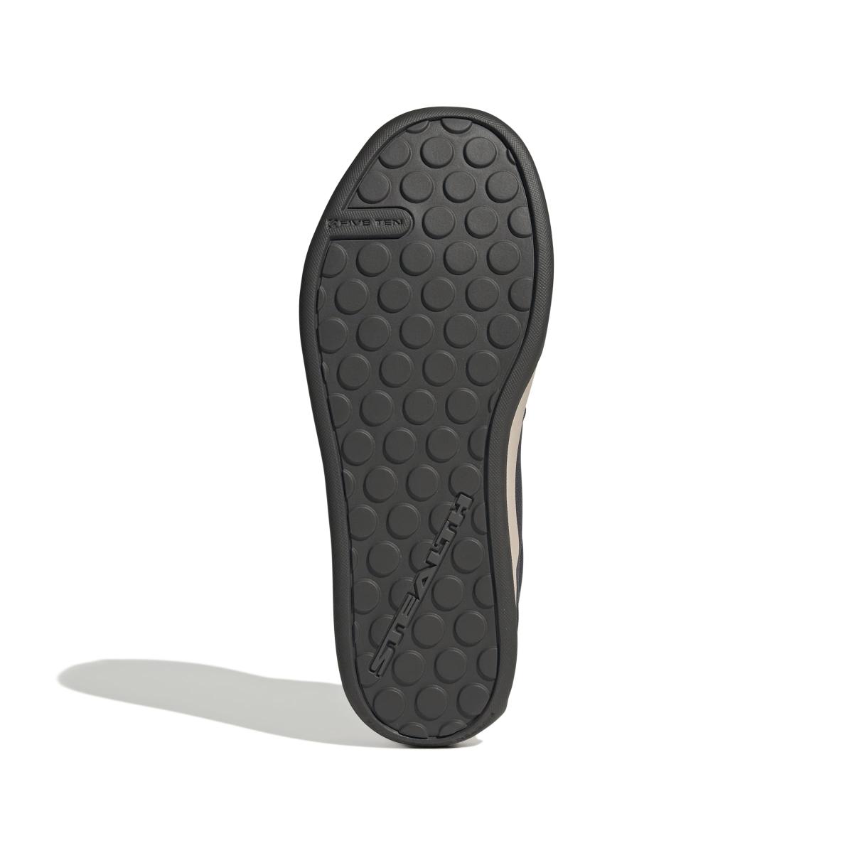 product/a/d/adidas_ih0819_4_footwear_photography_bottom_view_white.jpg