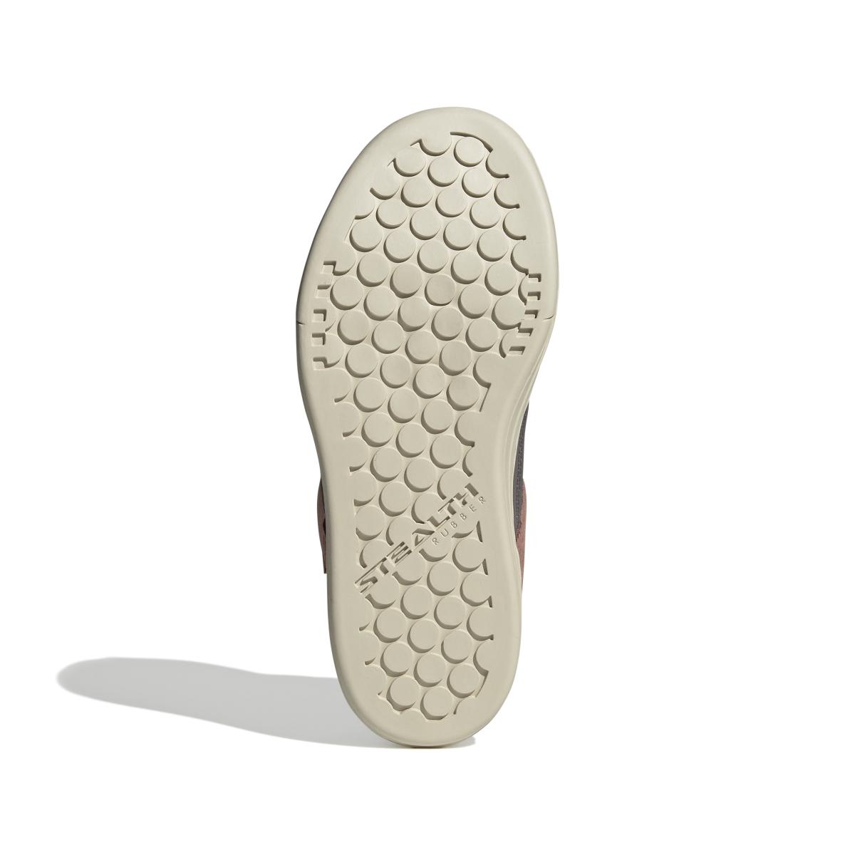 product/a/d/adidas_ih0821_4_footwear_photography_bottom_view_white-nw091625.jpg