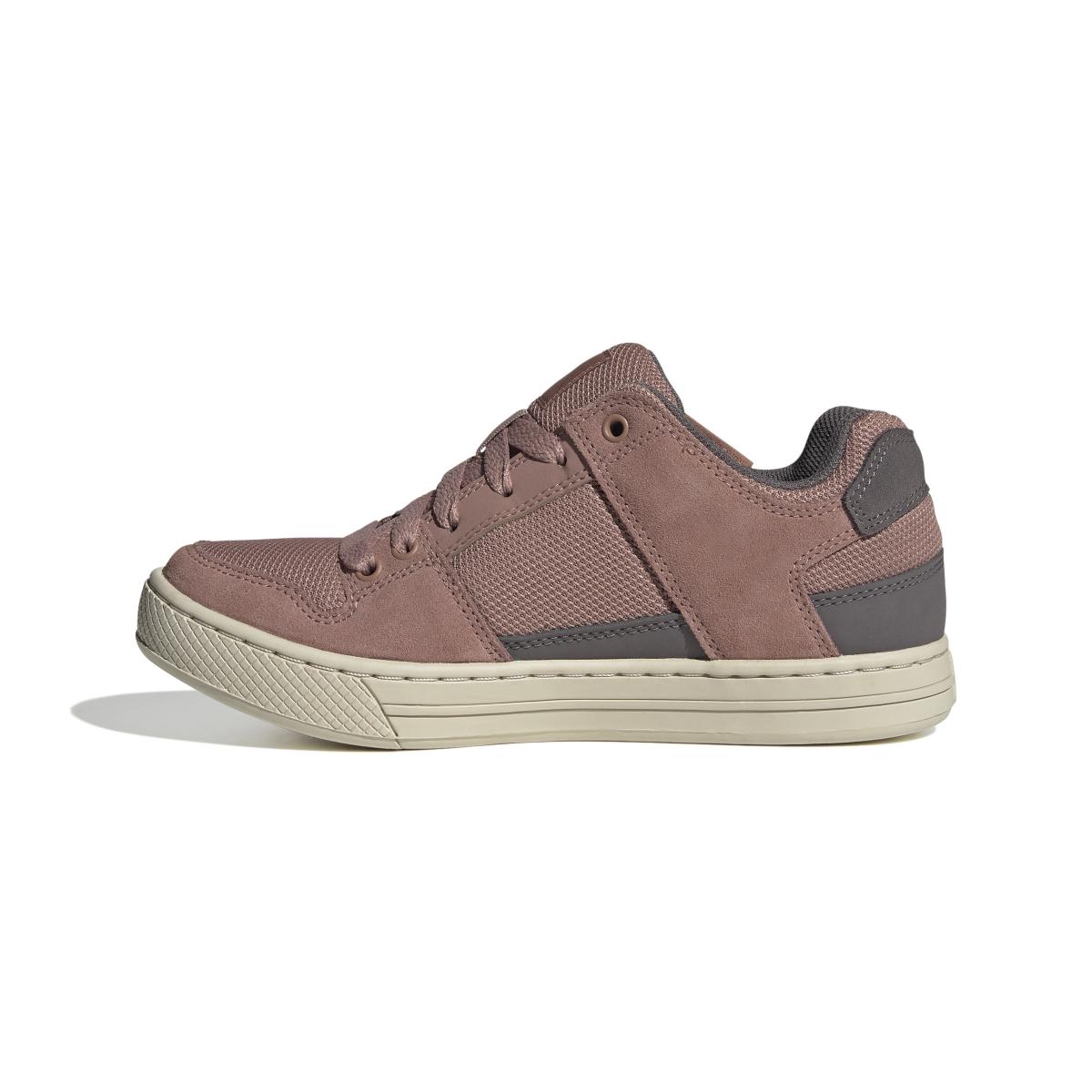 product/a/d/adidas_ih0821_5_footwear_photography_side_medial_center_view_white-nw091625.jpg
