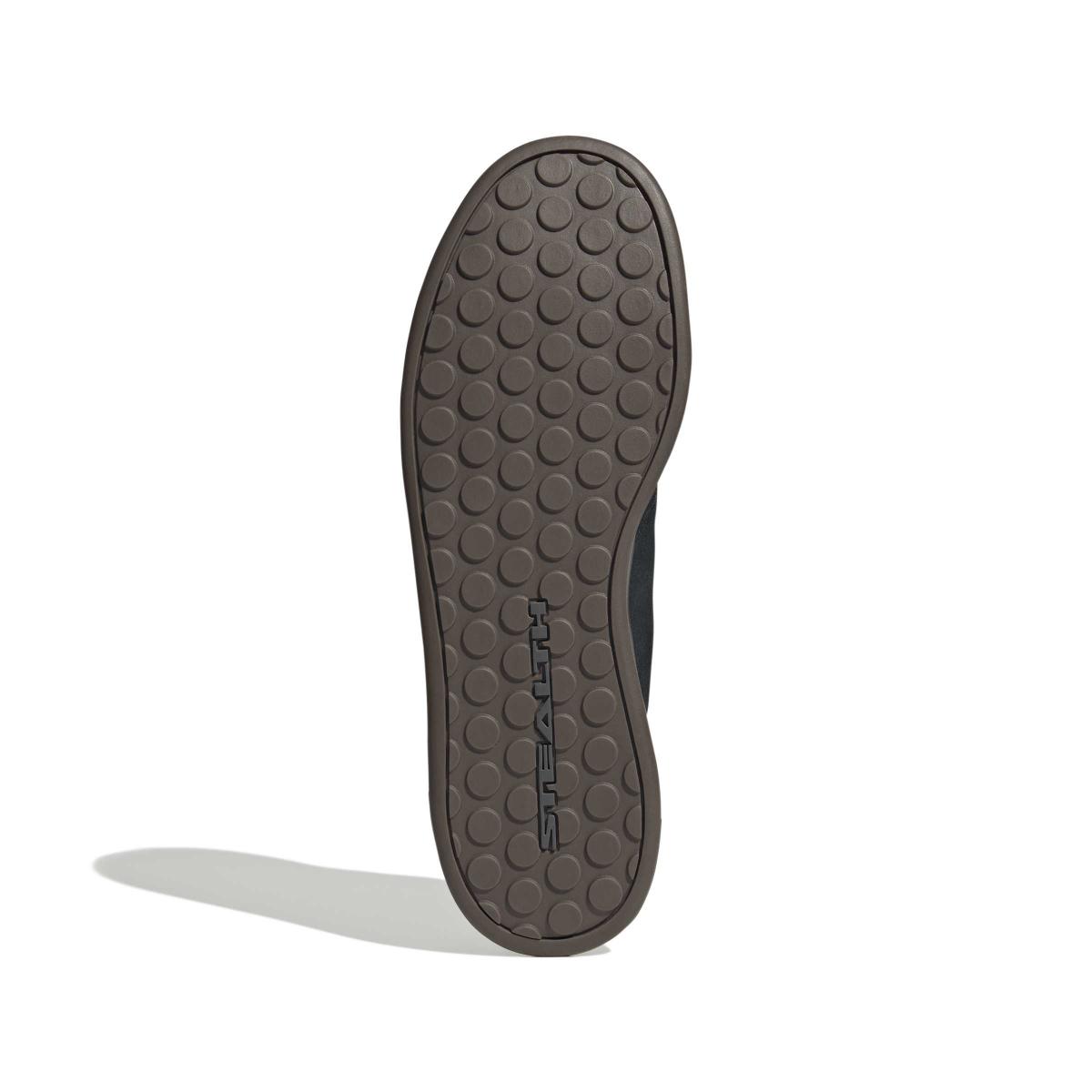 product/a/d/adidas_ih0825_4_footwear_photography_bottom_view_white-nw091625.jpg