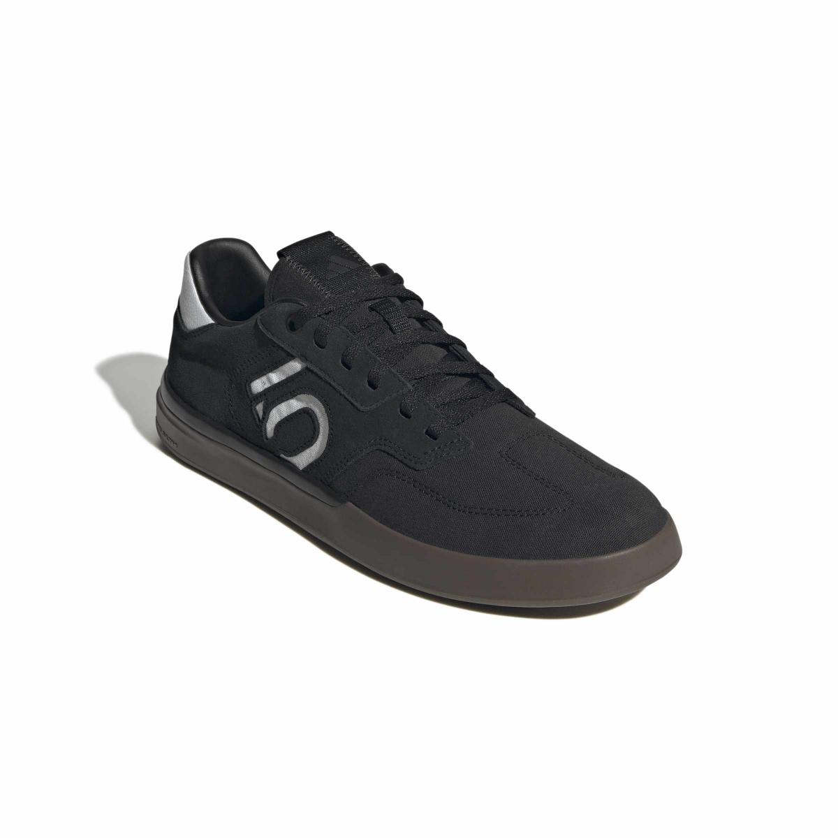 product/a/d/adidas_ih0825_6_footwear_photography_front_lateral_top_view_white-nw091625.jpg