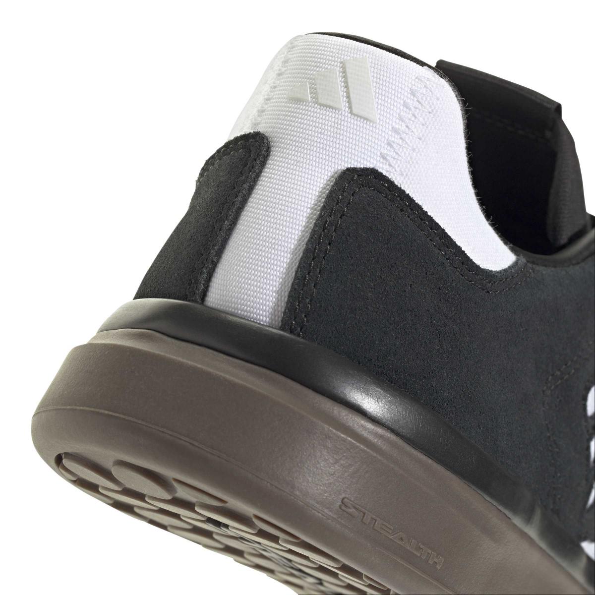 product/a/d/adidas_ih0825_9_footwear_photography_detail_view_2_white-nw091625.jpg