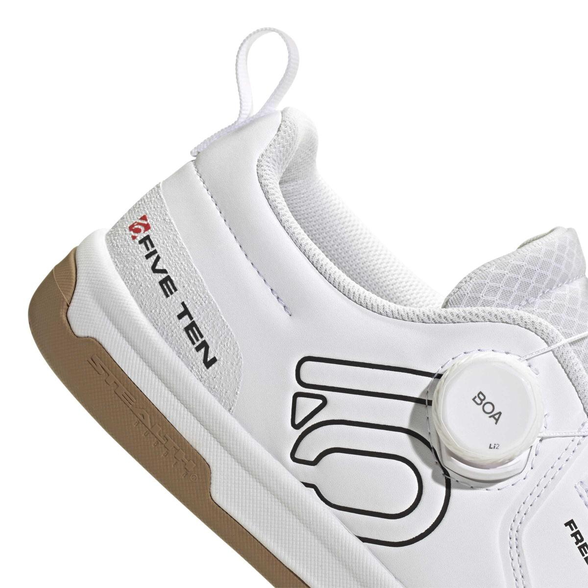 product/a/d/adidas_ih3054_8_footwear_photography_detail_view_1_white-nw091625.jpg