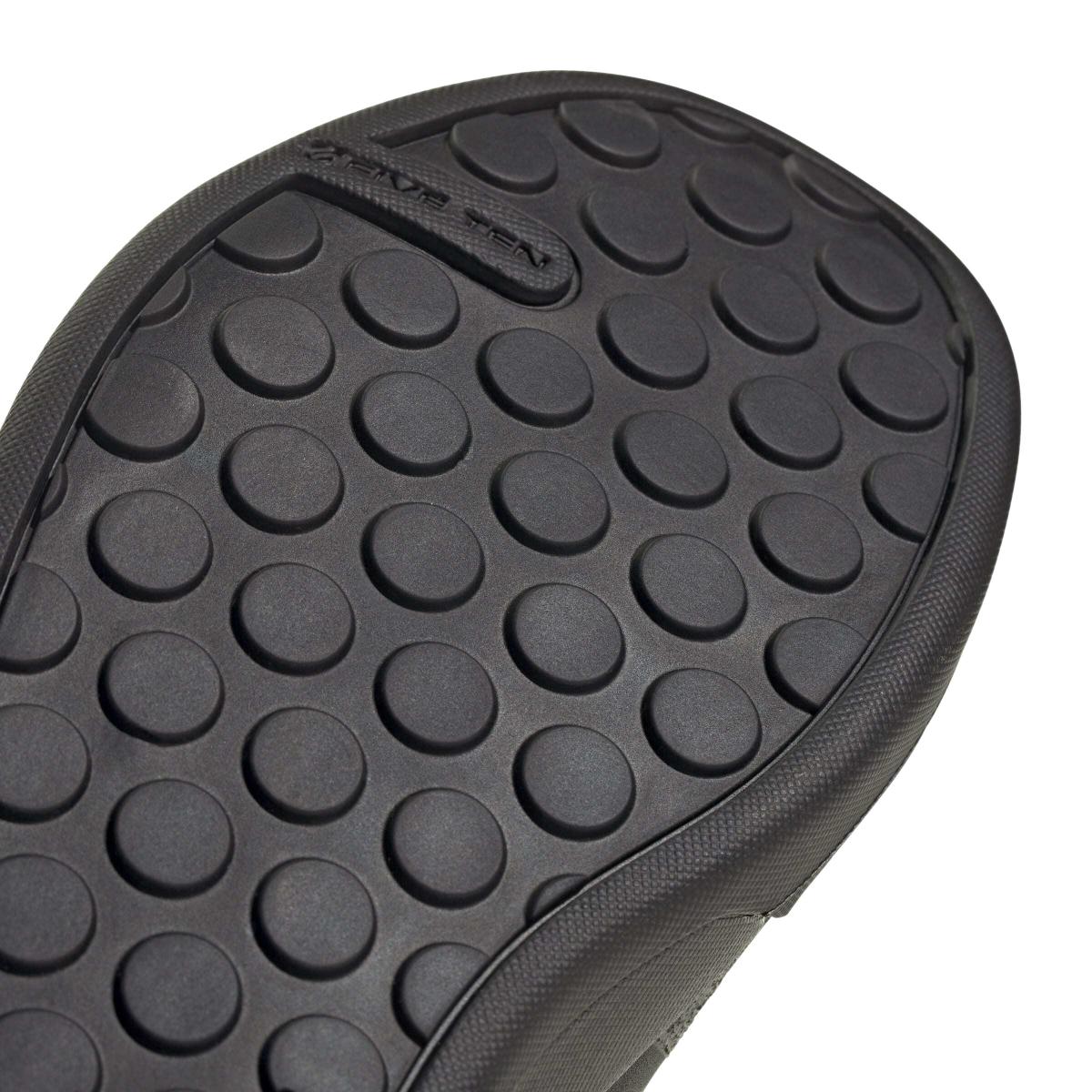 product/a/d/adidas_ih5845_9_footwear_photography_detail_view_2_white-nw091625.jpg