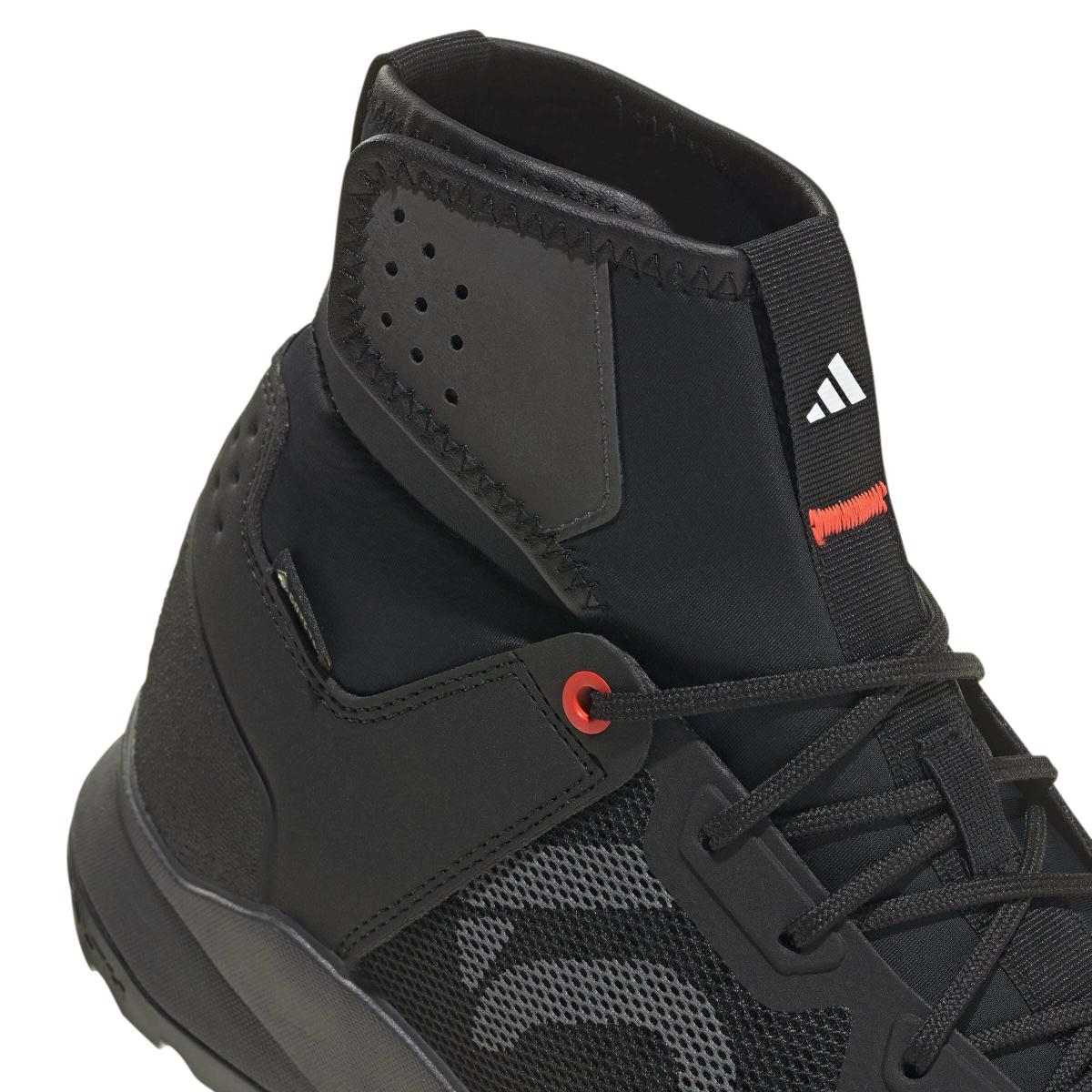 product/a/d/adidas_ji0859_8_footwear_photography_detail_view_1_white-nw091625.jpg
