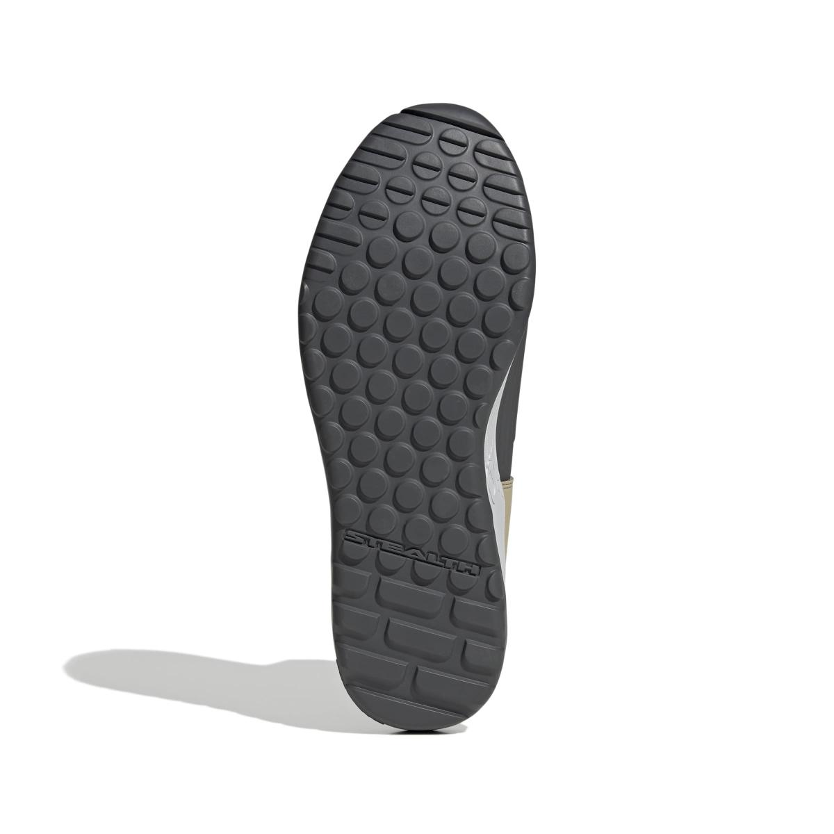 product/a/d/adidas_ji0860_4_footwear_photography_bottom_view_white-nw091625.jpg