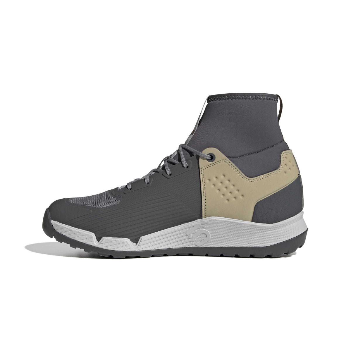 product/a/d/adidas_ji0860_5_footwear_photography_side_medial_center_view_white-nw091625.jpg