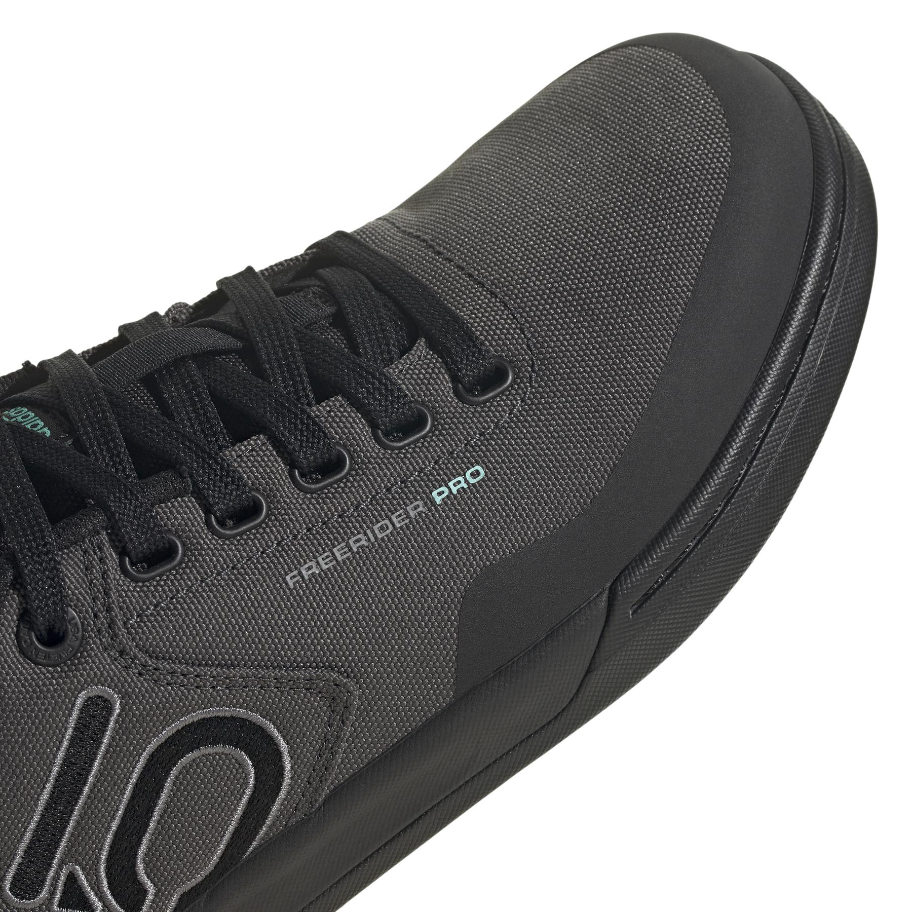 product/a/d/adidas_gz1931_10_footwear_photography_detail_view_3_white.jpg