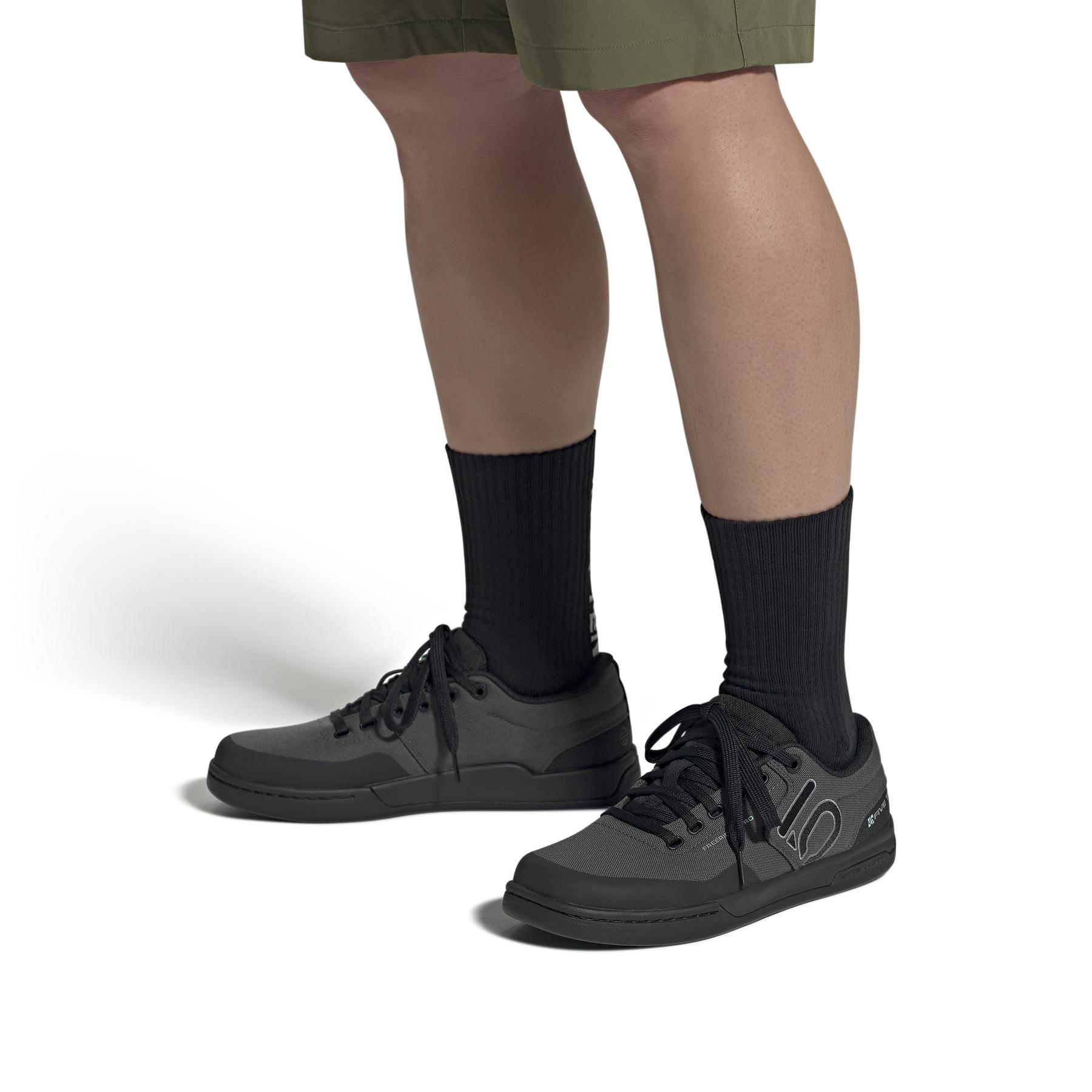 product/a/d/adidas_gz1931_11_footwear_on_model_front_view_white.jpg