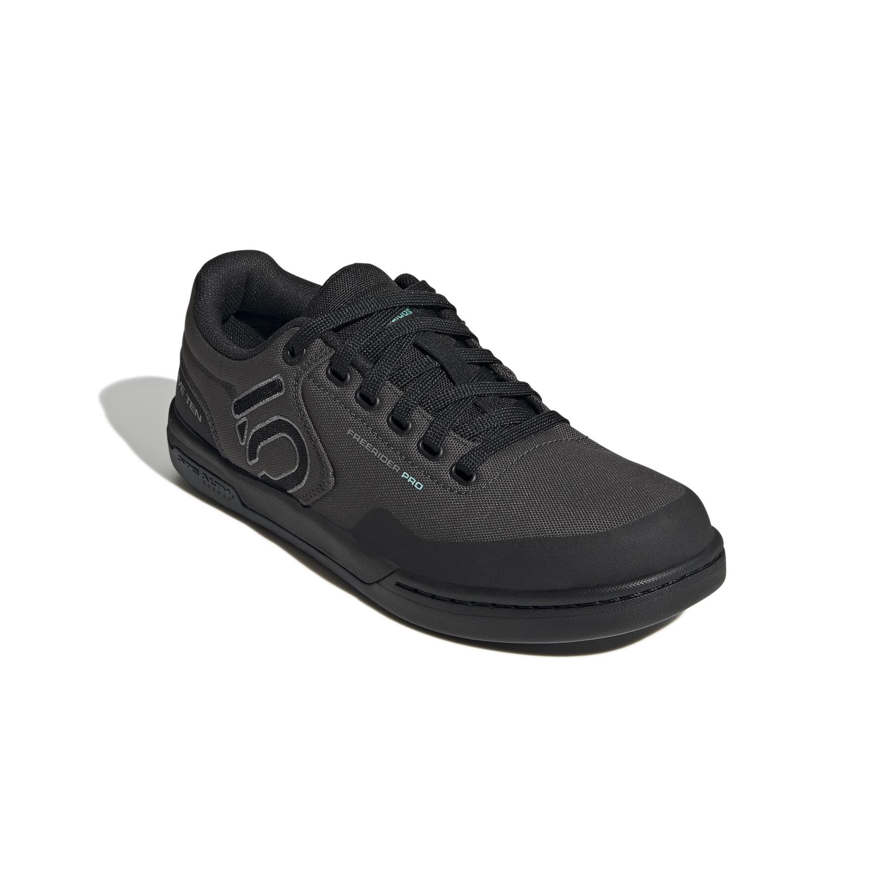 product/a/d/adidas_gz1931_6_footwear_photography_front_lateral_top_view_white.jpg