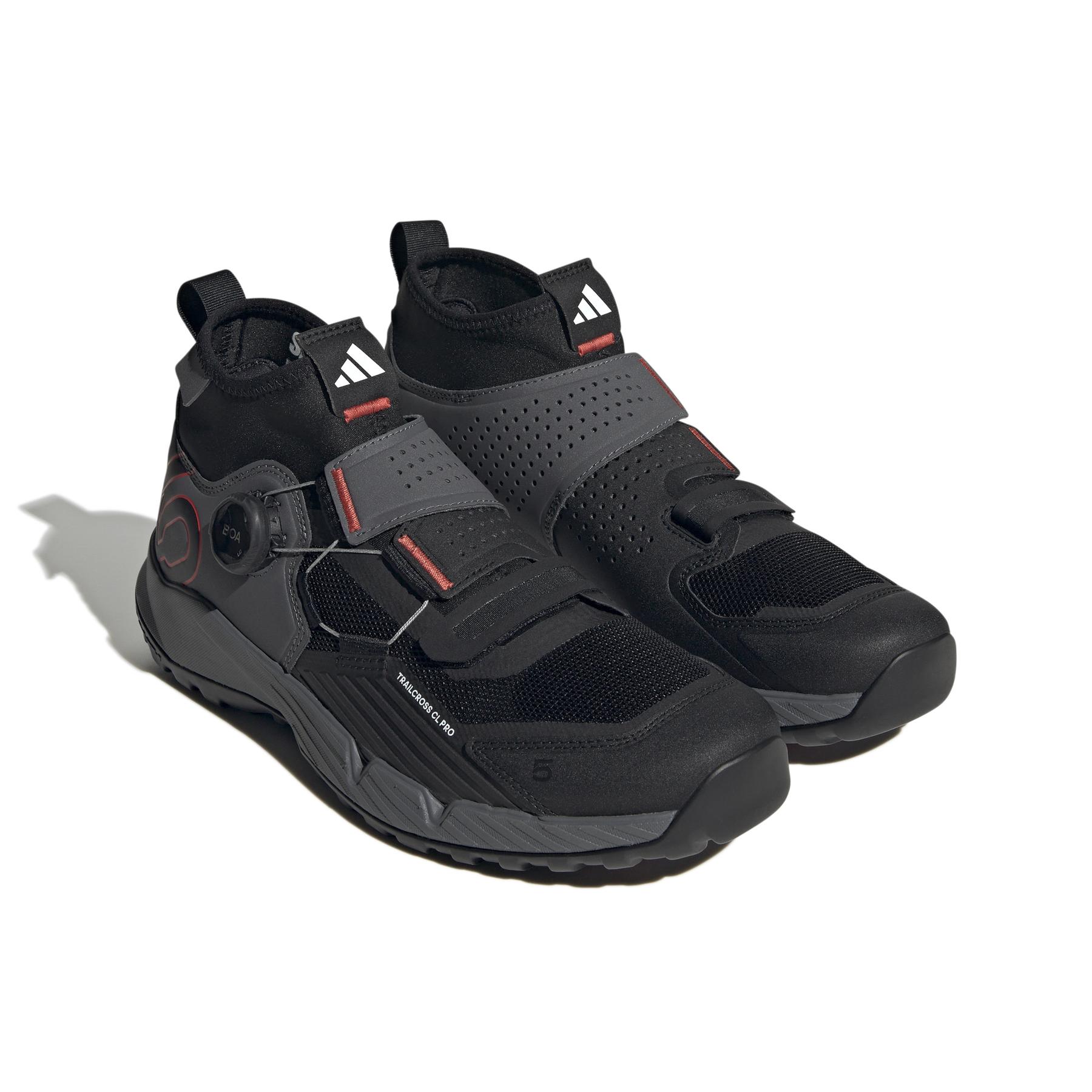 product/a/d/adidas_hp9935_6_footwear_photography_front_lateral_top_view_white-nw091625.jpg