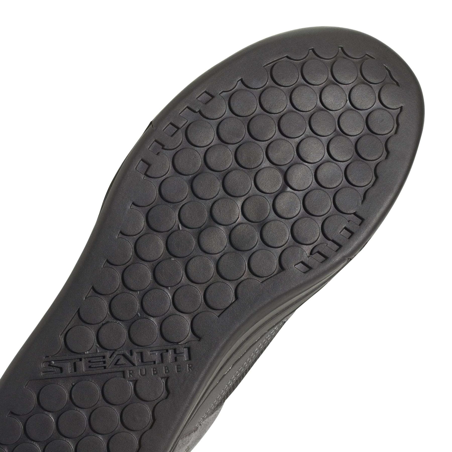 product/a/d/adidas_hp9936_8_footwear_photography_detail_view_1_white-nw091625.jpg