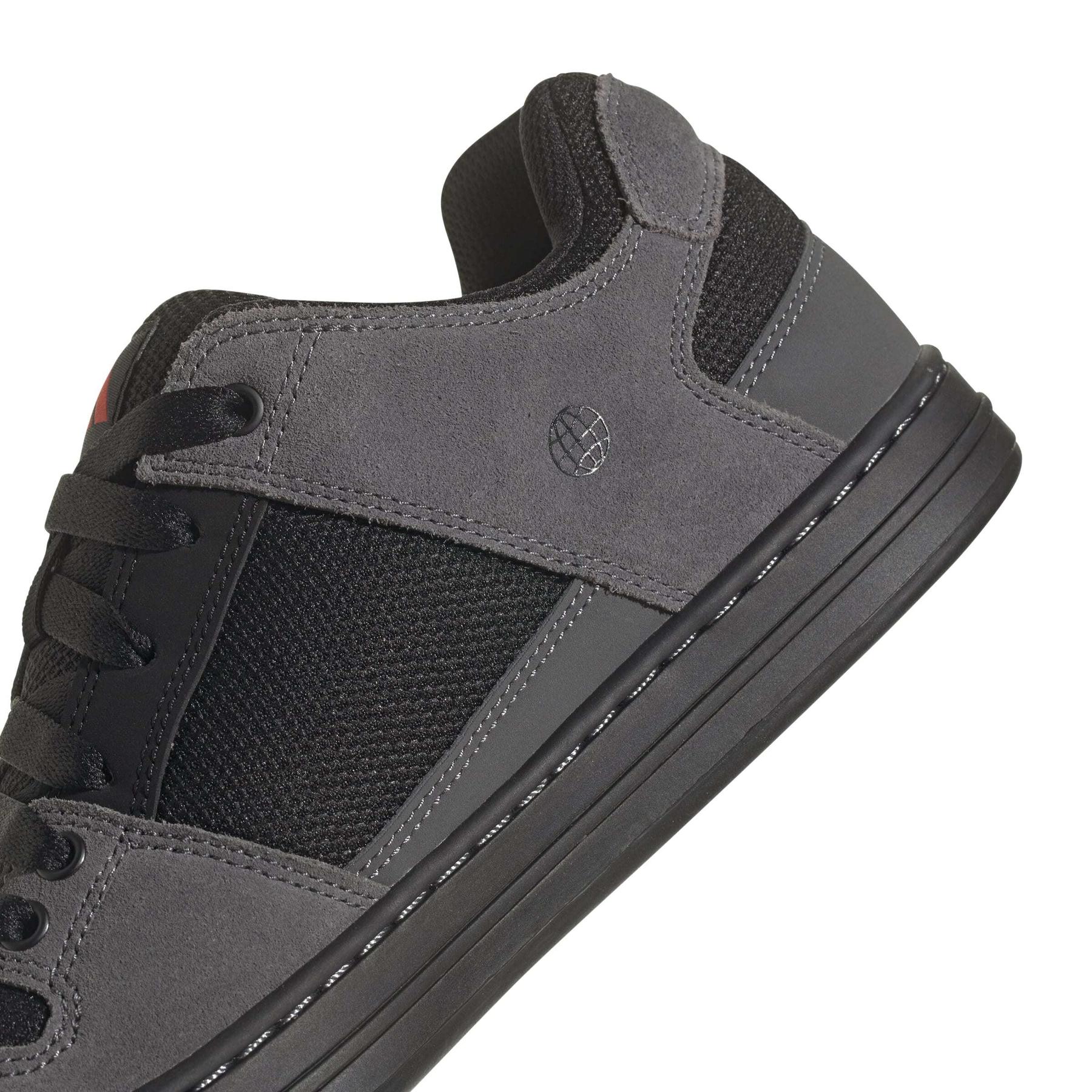 product/a/d/adidas_hp9936_9_footwear_photography_detail_view_2_white-nw091625.jpg