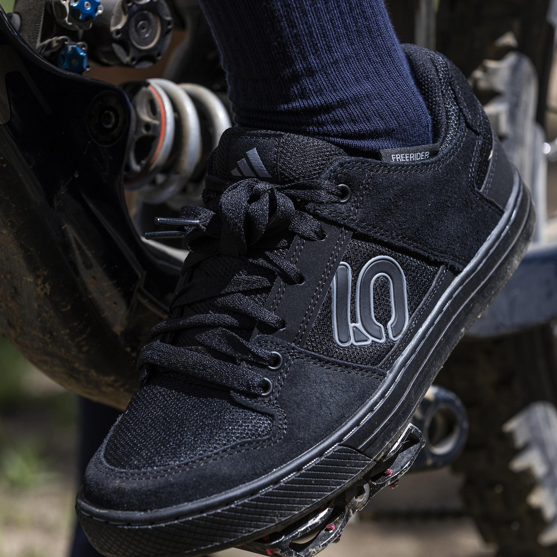 product/a/d/adidas_hp9939_14_footwear_photography_heromrktng_view_1-nw091625.jpg