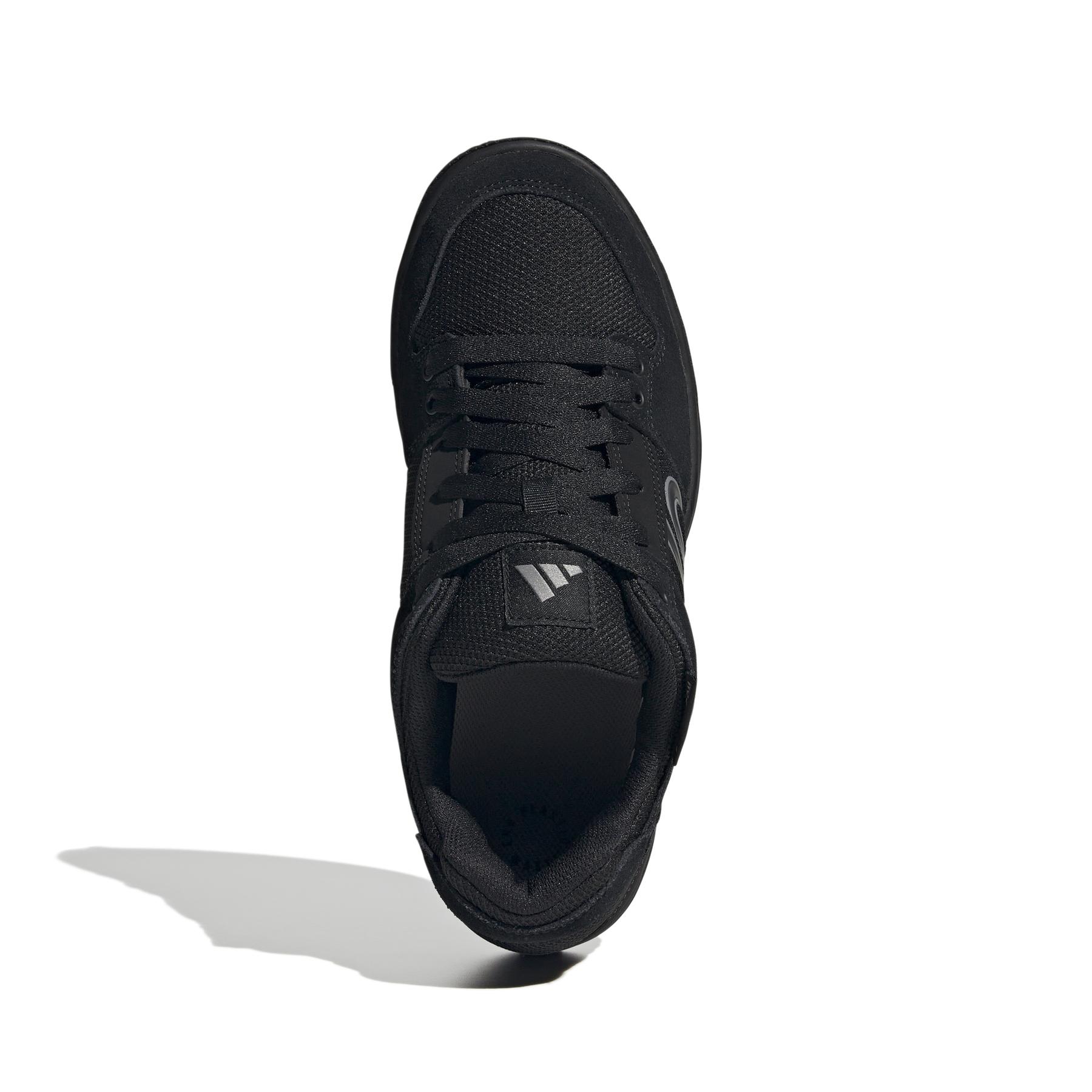 product/a/d/adidas_hp9939_3_footwear_photography_top_portrait_view_white-nw091625.jpg